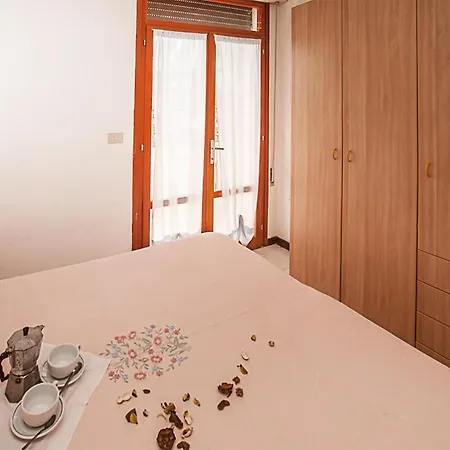 Apartment Gorgeous In With Kitchen Rosolina Mare